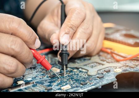 Techniker repariert die Innenseite des Mobiltelefons. Integrated Circuit. Das Konzept von Daten, Hardware, Technologie. Stockfoto