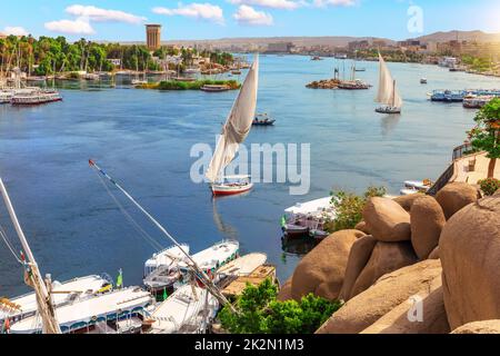 Assuan Stadt, schöne Landschaft des Nils und Boote, Oberägypten Stockfoto