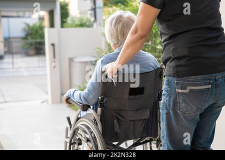 Pflegerin Hilfe und Pflege Asiatische ältere oder ältere alte Dame Frau Patientin sitzt im Rollstuhl auf Krankenstation Krankenpflege, gesund starke medizinische Konzept Stockfoto