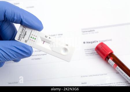 Negatives Testergebnis durch Verwendung eines Schnelltestgeräts für COVID-19. Stockfoto