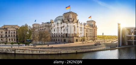 Das berühmte reichstagsgebäude in berlin bei Sonnenuntergang, deutschland Stockfoto