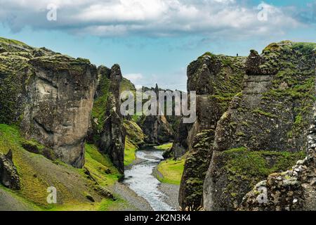 Spektakulär von zerklüfteten Moos Fjadrargjufur Canyon mit Fjadra fließt durch im Sommer im Südosten von Island Stockfoto