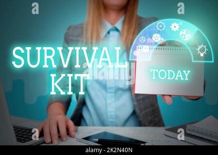 Inspiration mit Signage Survival Kit. Word for Emergency Equipment Sammlung von Gegenständen, um einer Frau im Anzug zu helfen, die einen Notizblock hält, der innovatives Denken repräsentiert. Stockfoto