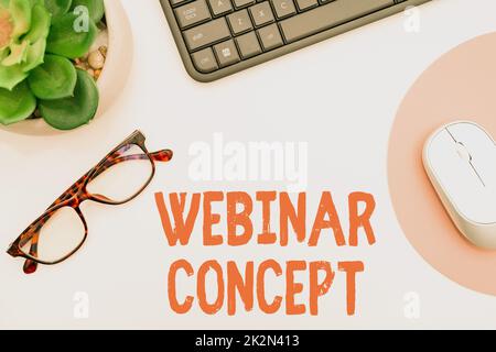 Handschriftschild Webinar-Konzept. Internetkonzept Webinar Konzept Bürobedarf Über Dem Schreibtisch Mit Tastatur Und Brille Und Kaffeetasse Zum Arbeiten Stockfoto
