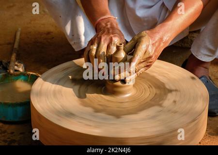 Indische Töpferhände bei der Arbeit, Shilpagram, Udaipur, Rajasthan, Indien Stockfoto