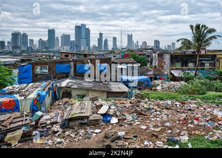 Blick auf die Skyline von Mumbai über Slums in Bandra Stockfoto