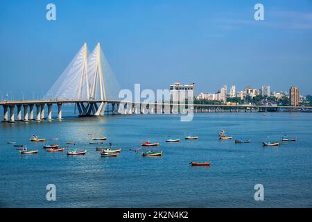 Bandra - Worli Sea Link Brücke mit Blick auf Fischerboote von Bandra Fort. Mumbai, Indien Stockfoto