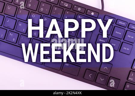 Schreiben mit Text Happy Weekend. Geschäftsidee Fröhliche Ruhezeit, keine Büroarbeit, Feiertage, Computer, Tastatur und Symbol. Informationsmedium für Kommunikation. Stockfoto