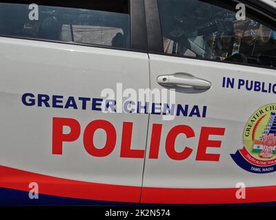 Ein Polizeiauto auf Chennai-Straßen an einem sonnigen Tag. Stockfoto