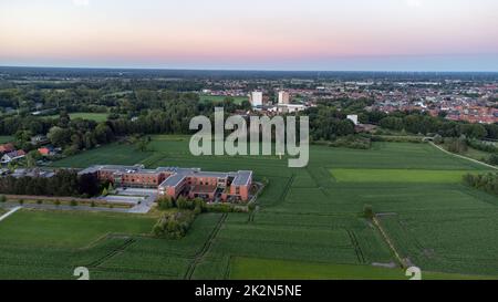 Juli 13. 2022, Brecht, Antwerpen, Belgien: Luftaufnahme des Klosters der Nonnen oder Nonnenklosters oder der Abtei von Onze-Lieve-Vrouw van Nazareth, in Brecht. Hochwertige Fotos Stockfoto