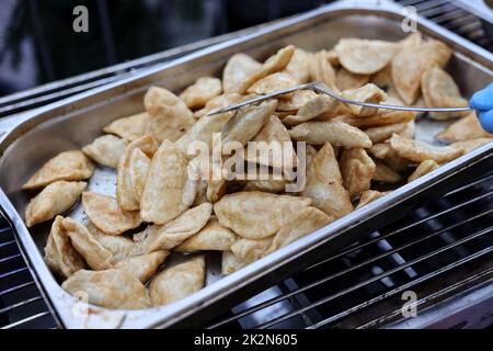 Warmes Essen für die Armen und Obdachlosen Stockfoto