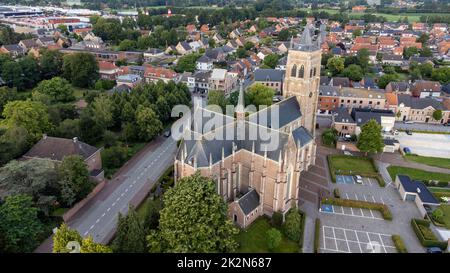 Sint-Lenaarts, Brecht, Antwerpen, Belgien, 6.. Juni, 2022, Luftaufnahme, aufgenommen von einer Drohne der spätgotischen Pfarrkirche St. Leonardus im Dorfzentrum von Sint-Lenaarts, Brecht, Provinz Antwerpen, Belgien. Hochwertige Fotos Stockfoto