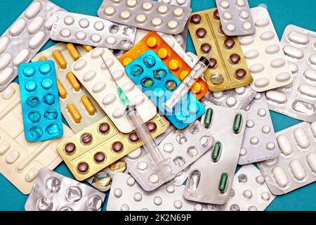 Ein großer Haufen verschreibungspflichtiger Pillen in Blasen Stockfoto