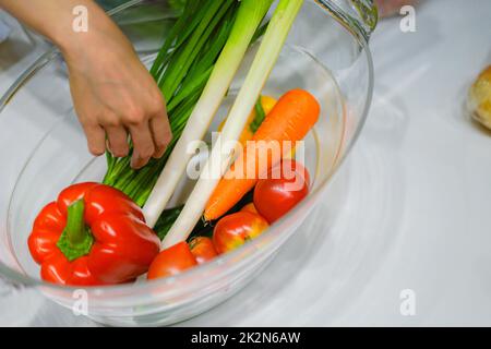 Grünes und gelbes Gemüse, das in den Weinkühler gestellt wird Stockfoto