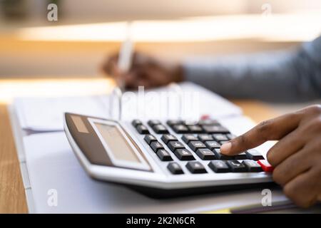 African Tax Accountant Ledger - Öffentliche Aufzeichnung Stockfoto