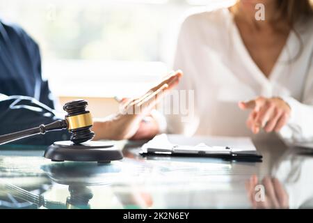 Scheidung Und Rechtsdiskussion Vor Gericht Stockfoto