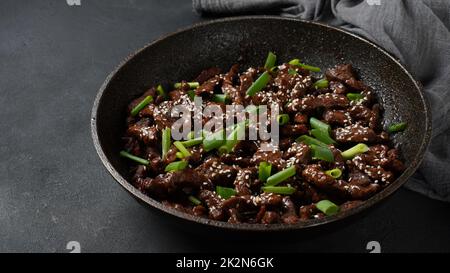 Mongolisches Fleisch - Rindfleisch in dunkel-würziger Sauce im asiatischen Stil Stockfoto