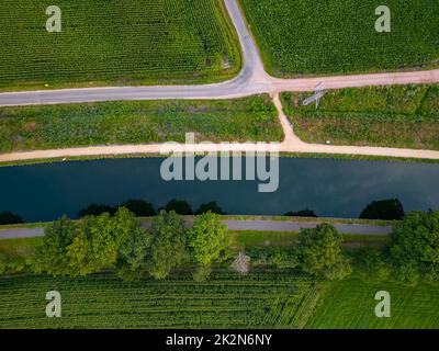 canal Dessel Schoten Luftbild in Rijkevorsel, kempen, Belgien, zeigt die Wasserstraße in der natürlichen grünen Agrarlandschaft. Hochwertige Fotos. Hochwertige Fotos Stockfoto