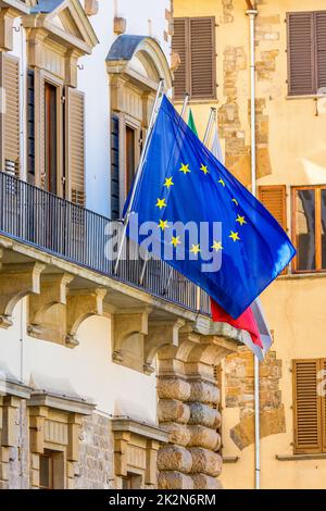 EU-Flagge auf einem Balkon Stockfoto