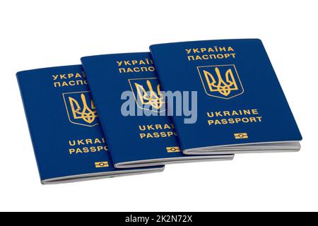 Drei auf weißem Hintergrund isolierte Reisepässe für ukrainische Staatsbürger oder Migranten zur visumfreien Einreise in die Europäische Union. Beschneidungspfad. Flüchtlinge in der Ukraine stehen in Konflikt mit Russland. Stockfoto