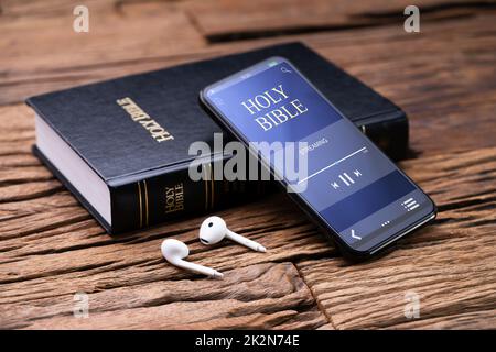 Hören Von Bibelmusik Am Telefon Stockfoto