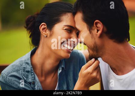 Mein Herz wurde dazu geschaffen, dich zu lieben. Aufnahme eines liebevollen jungen Paares, das einen romantischen Tag im Park verbringt. Stockfoto