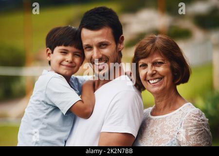 Quality Time hält unsere Bindung stark. Porträt eines jungen Mannes, der Zeit mit seiner Mutter und seinem Sohn im Park verbringt. Stockfoto