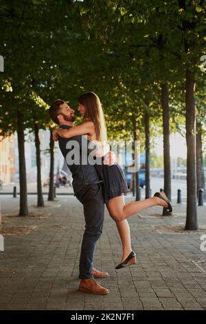 Ihre Liebe ist selbstverständlich. Ganzkörperaufnahme eines liebevollen jungen Paares, das sich während eines Termins küsst. Stockfoto