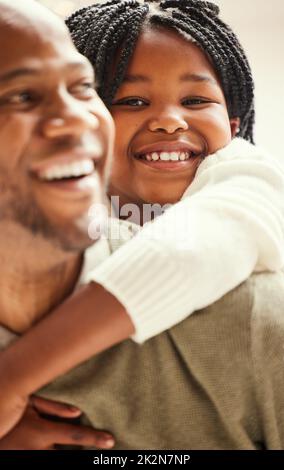 Es gibt nichts Besseres als eine Vatertochterbindung. Aufnahme eines jungen Vaters, der seiner Tochter zu Hause einen Huckepack gab. Stockfoto