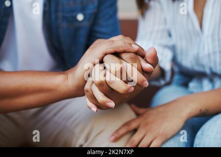 Ihr könnt auf mich zählen. Eine kurze Aufnahme eines liebevollen, nicht erkennbaren Paares, das draußen auf der Terrasse im Hof sitzt. Stockfoto