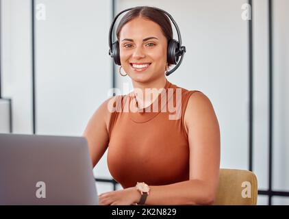 Wenn Sie Hilfe benötigen, kommen Sie an den richtigen Ort. Beschnittenes Porträt einer attraktiven jungen Callcenter-Agenten, die an ihrem Laptop arbeitet. Stockfoto