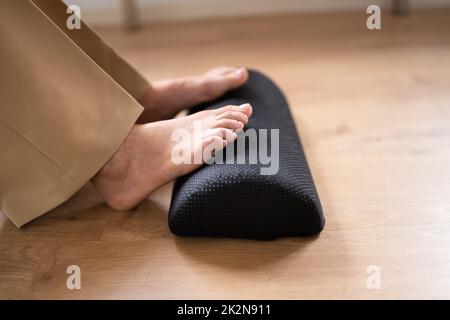 Arbeiter, Der Fußstützen Verwendet, Um Rückenschmerzen Zu Reduzieren Stockfoto