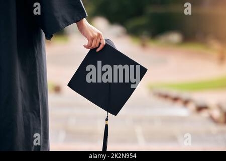 Sie können sich in jede beliebige Richtung steuern. Ausgeschnittene Aufnahme einer unerkennbaren jungen Studentin, die am Abschlusstag feiert. Stockfoto