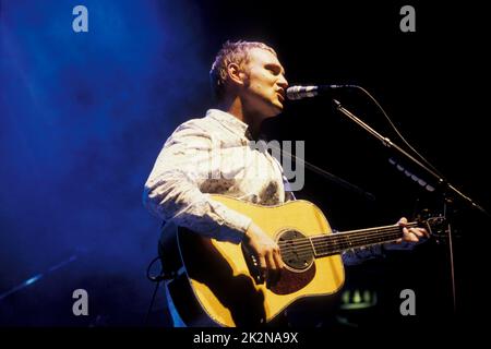 DAVID GRAY (akustische Gitarre) 2. August 2000; Credit: Mel Longhurst / Performing Arts Images www.performingartsimages.com Stockfoto