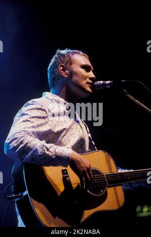 DAVID GRAY (akustische Gitarre) 2. August 2000; Credit: Mel Longhurst / Performing Arts Images www.performingartsimages.com Stockfoto