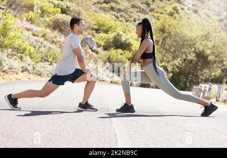 Training, Fitness und interracial Paar in der Natur auf einer Straße, die eine Outdoor-Workout-Strecke macht. Motivation, Gesundheit und Sport Partner oder Freunde tun ein Stockfoto