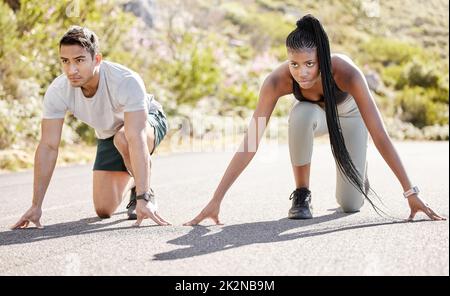 Sportrennen, Fitness-Paar und bereit, Asphalt-Straße mit wettbewerbsfähigen, fit und aktive Läufer für Outdoor-Training laufen. Asiatischer Mann und schwarze Frau Stockfoto