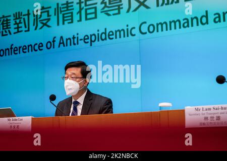 Hongkong, China. 23. September 2022. Hongkongs Chief Executive John Lee Ka-chiu spricht während einer Pressekonferenz, auf der die Lockerung der obligatorischen Quarantänepolitik im Regierungssitz angekündigt wird. Kredit: SOPA Images Limited/Alamy Live Nachrichten Stockfoto