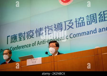 Hongkong, China. 23. September 2022. Hongkongs Chief Executive John Lee Ka-chiu spricht während einer Pressekonferenz, auf der die Lockerung der obligatorischen Quarantänepolitik im Regierungssitz angekündigt wird. Kredit: SOPA Images Limited/Alamy Live Nachrichten Stockfoto