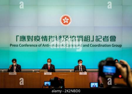 Hongkong, China. 23. September 2022. Der stellvertretende Gesundheitsminister Vincent Fung (L1), der Gesundheitsminister Professor Lo Chung-mau (L2), der Vorstandsvorsitzende John Lee Ka-chiu (L3) und der für Transport und Logistik zuständige Minister Lam Sai-Hung (L4) nehmen an einer Pressekonferenz Teil, auf der die Lockerung der obligatorischen Quarantänepolitik im Regierungssitz angekündigt wird. Kredit: SOPA Images Limited/Alamy Live Nachrichten Stockfoto