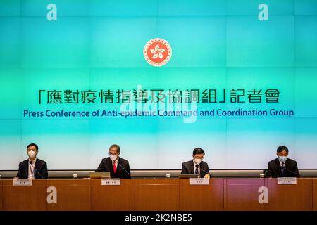 Hongkong, China. 23. September 2022. Der stellvertretende Gesundheitsminister Vincent Fung (L1), der Gesundheitsminister Professor Lo Chung-mau (L2), der Vorstandsvorsitzende John Lee Ka-chiu (L3) und der für Transport und Logistik zuständige Minister Lam Sai-Hung (L4) nehmen an einer Pressekonferenz Teil, auf der die Lockerung der obligatorischen Quarantänepolitik im Regierungssitz angekündigt wird. (Foto von Alex Chan/SOPA Images/Sipa USA) Quelle: SIPA USA/Alamy Live News Stockfoto