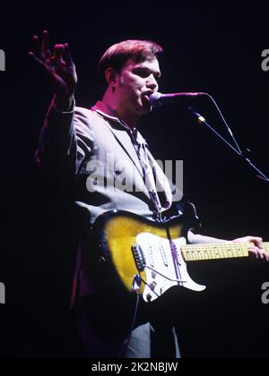 EDWYN COLLINS ; live in der Wembley Arena, London, UK ; 4. März 1996 ; Credit : Mel Longhurst / Performing Arts Images ; www.performingartsimages.com Stockfoto