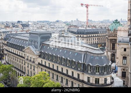 Dachterrasse der Galerie Lafayette: Blick über Paris vom 8.. Stock des berühmten Einkaufszentrums in Paris, Frankreich Stockfoto