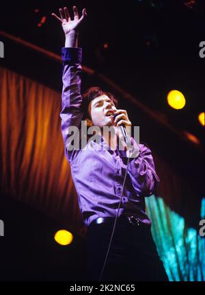 PULP ; Jarvis Cocker (Gesang) ; beim V Festival, Hylands Park, Chelmsford, Großbritannien; August 1996 ; Credit : Mel Longhurst / Performing Arts Images ; www.performingartsimages.com Stockfoto