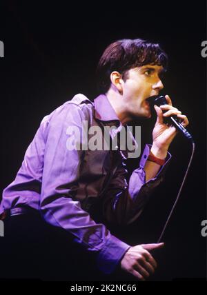 PULP ; Jarvis Cocker (Gesang) ; beim V Festival, Hylands Park, Chelmsford, Großbritannien; August 1996 ; Credit : Mel Longhurst / Performing Arts Images ; www.performingartsimages.com Stockfoto