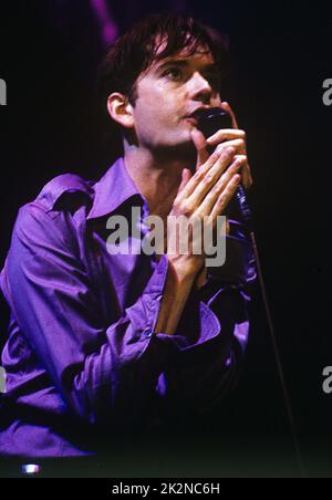 PULP ; Jarvis Cocker (Gesang) ; beim V Festival, Hylands Park, Chelmsford, Großbritannien; August 1996 ; Credit : Mel Longhurst / Performing Arts Images ; www.performingartsimages.com Stockfoto