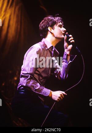 PULP ; Jarvis Cocker (Gesang) ; beim V Festival, Hylands Park, Chelmsford, Großbritannien; August 1996 ; Credit : Mel Longhurst / Performing Arts Images ; www.performingartsimages.com Stockfoto