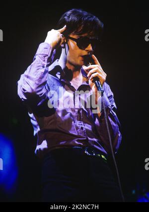 PULP ; Jarvis Cocker (Gesang) ; beim V Festival, Hylands Park, Chelmsford, Großbritannien; August 1996 ; Credit : Mel Longhurst / Performing Arts Images ; www.performingartsimages.com Stockfoto