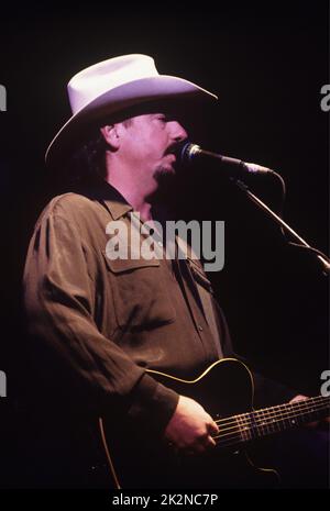 BELLAMY BROTHERS; Homer Bellamy (Gitarre, Gesang); live in London, UK; Mai 1997 ; Credit : Mel Longhurst / Performing Arts Images ; www.performingartsimages.com Stockfoto