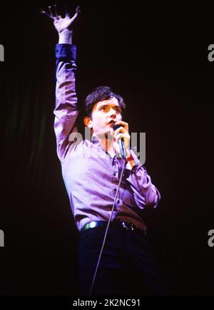 PULP ; Jarvis Cocker (Gesang) ; beim V Festival, Hylands Park, Chelmsford, Großbritannien; August 1996 ; Credit : Mel Longhurst / Performing Arts Images ; www.performingartsimages.com Stockfoto